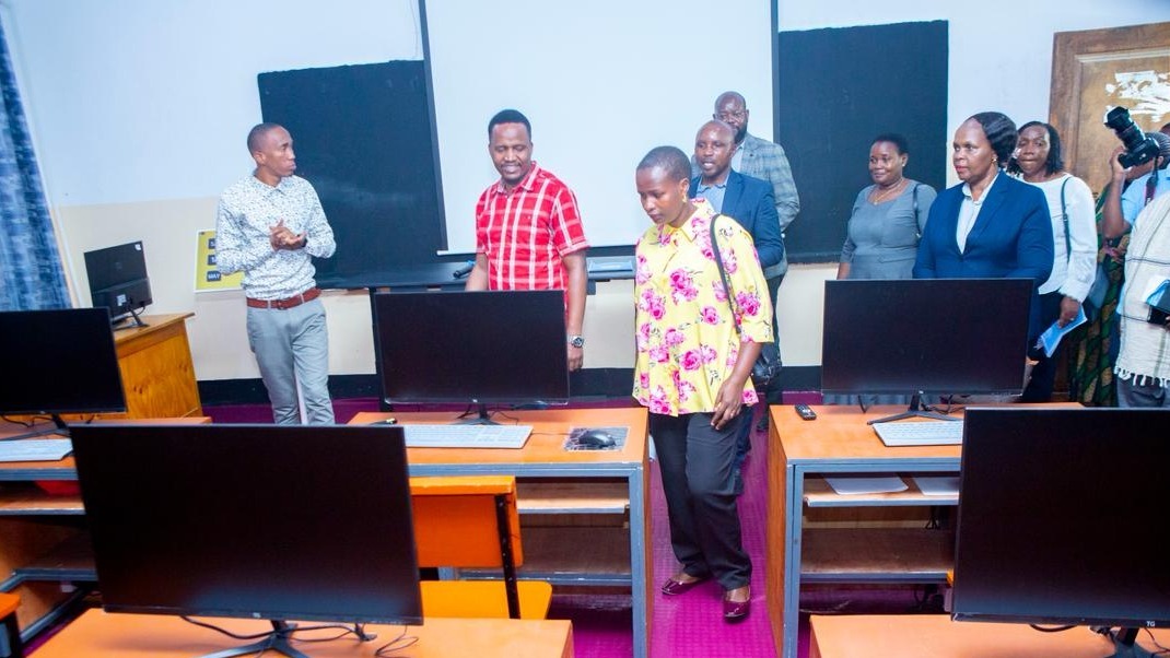 TET YAZINDUA MAABARA ZA KOMPYUTA SHULE YA SEKONDARI KIMARA NA SHULE YA MSINGI MKWAWA