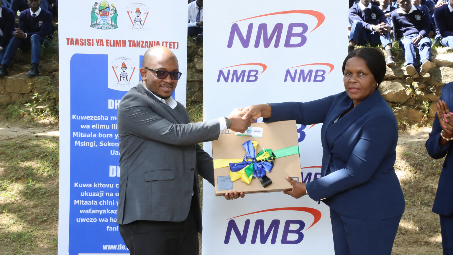 TET NA NMB WAKABIDHI KOMPYUTA MPAKATO 10 KWA SHULE YA SEKONDARI KWIRO